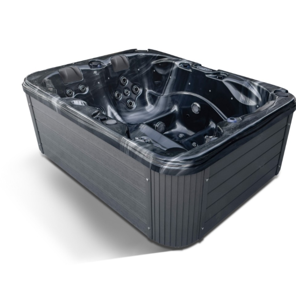 Image d'un jacuzzi en bois avec l'intérieur en noir.