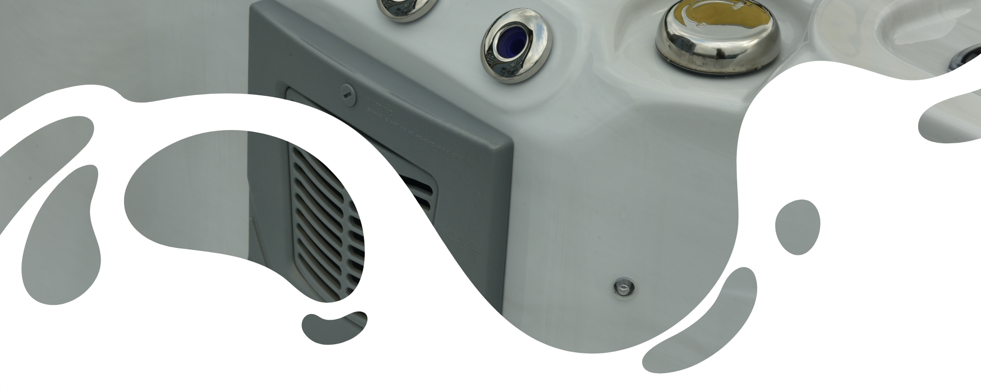 Oxygen spas : Gros plan sur un détail technique d’un jacuzzi haut de gamme en acrylique blanc marbré, montrant la zone du compartiment de filtration gris avec grille d’aération intégrée, entourée de plusieurs buses d’hydromassage en inox et d’un bouton de commande chromé, le tout présenté avec des formes graphiques blanches fluides imitant des éclaboussures pour un rendu moderne et design