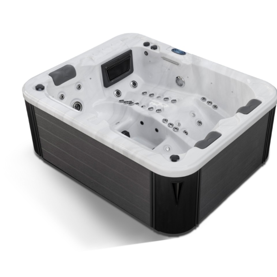 Oxygen spas : Jacuzzi rectangulaire haut de gamme vu en perspective, cuve intérieure blanche marbrée équipée de deux banquettes allongées côte à côte et de multiples assises ergonomiques, nombreux jets d’hydromassage en inox positionnés sur les dossiers, les sièges et les zones de massage des jambes, appuie-têtes gris foncé rembourrés pour un confort optimal, panneau de commande digital intégré sur le rebord, extérieur habillé de panneaux en bois composite gris foncé au design moderne et élégant, idéal pour la relaxation en duo ou en petit groupe