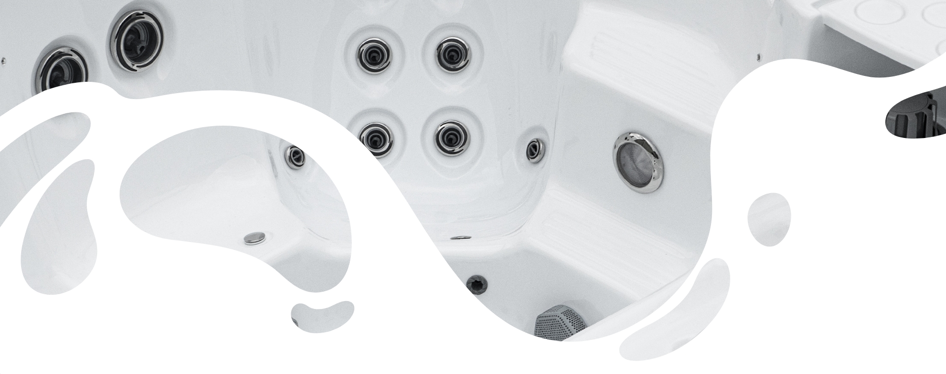 Oxygen Spas : Gros plan sur l’intérieur d’un spa haut de gamme en acrylique blanc brillant, montrant plusieurs buses de massage chromées encastrées dans les parois, un éclairage LED circulaire intégré, ainsi que des formes ergonomiques moulées pour le confort des jambes et du dos, avec un design moderne et épuré.