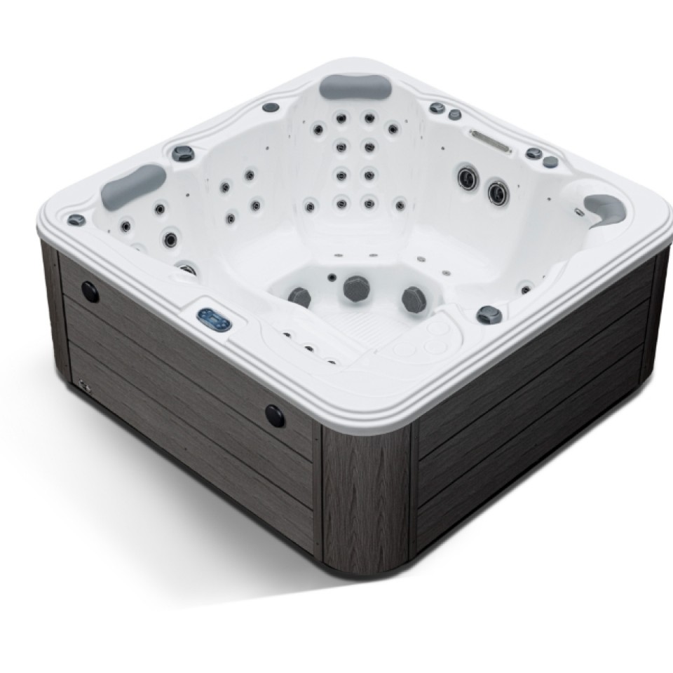 Oxygen Spas : Spa carré moderne de grande taille avec coque intérieure blanche équipée de nombreux jets hydromassants de différentes tailles, appuis-tête intégrés gris pour un confort optimal, panneau de contrôle digital sur le rebord, et habillage extérieur en bois composite gris foncé à lattes horizontales pour une finition élégante et résistante.