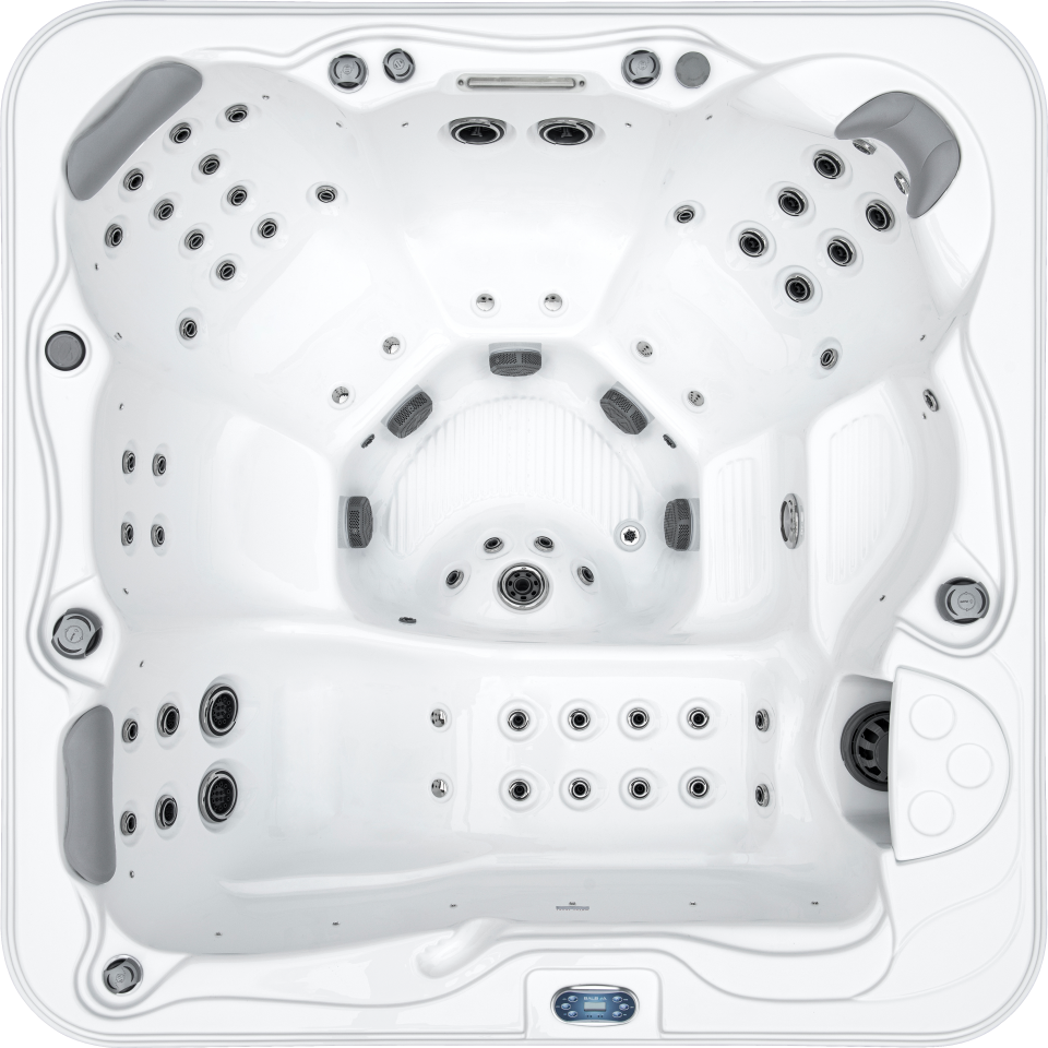 Oxygen Spas : Vue de dessus d’un spa carré spacieux avec coque intérieure blanche brillante, équipé de nombreux jets hydromassants stratégiquement positionnés sur les assises et les zones allongées, appuis-tête gris intégrés pour un confort optimal, repose-pieds central avec buses de massage puissantes, panneau de contrôle digital situé sur le rebord, et compartiment technique intégré avec porte-gobelets moulés.