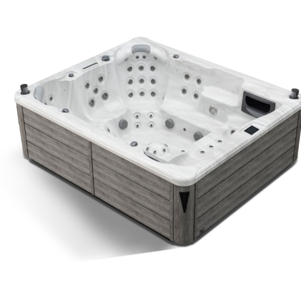 Image d'un jacuzzi en bois avec l'intérieur en blanc.
