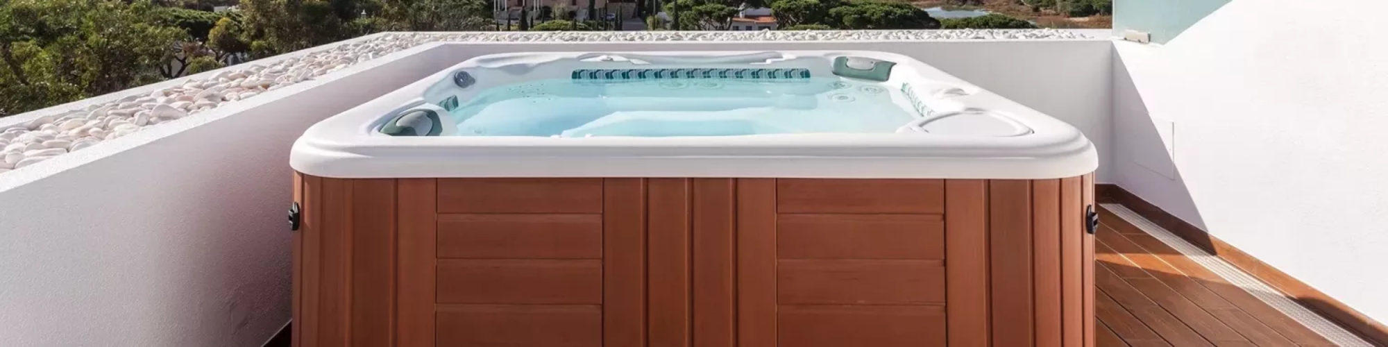 Oxygen spas : Image d'un jacuzzi en fonctionnement sur un balcon, où on peut voir en arrière-plan à gauche des chaises en bois.