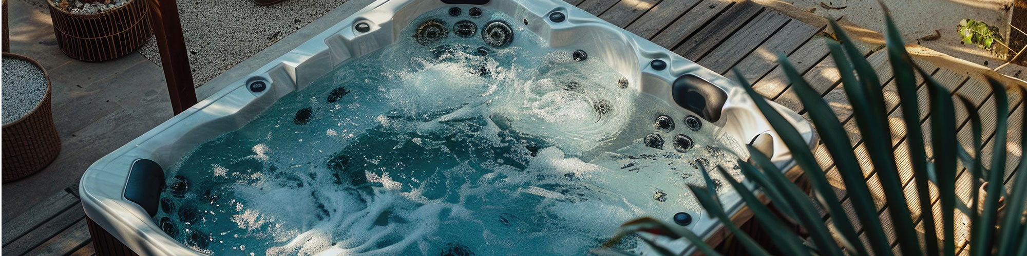 Image d'un jacuzzi en fonctionnement sur un balcon en bois.